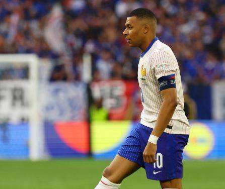 从球衣之争到公开致敬！姆巴佩一句“BIG7”，揭开皇马新双核的微妙羁绊